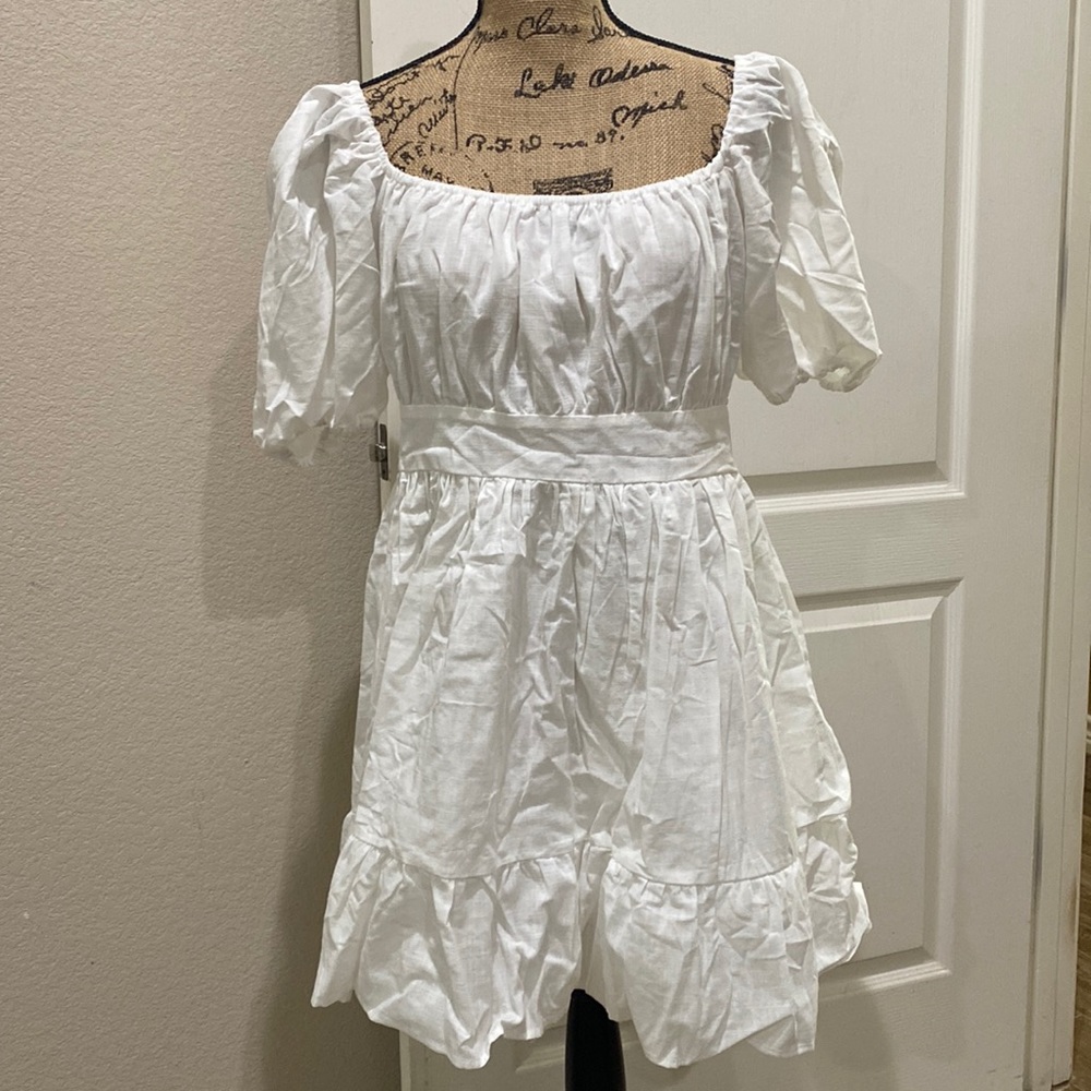 Beautiful white summer dress. It is very wrinkled due to being in packaging.